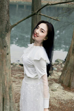 女大学生沙龙室社区互动界面